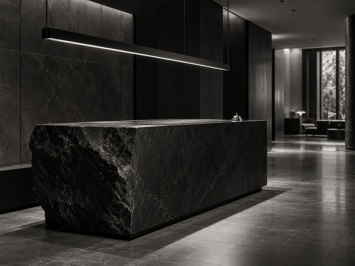 Rezeption aus Naturstein in einer ruhigen Hotellobby