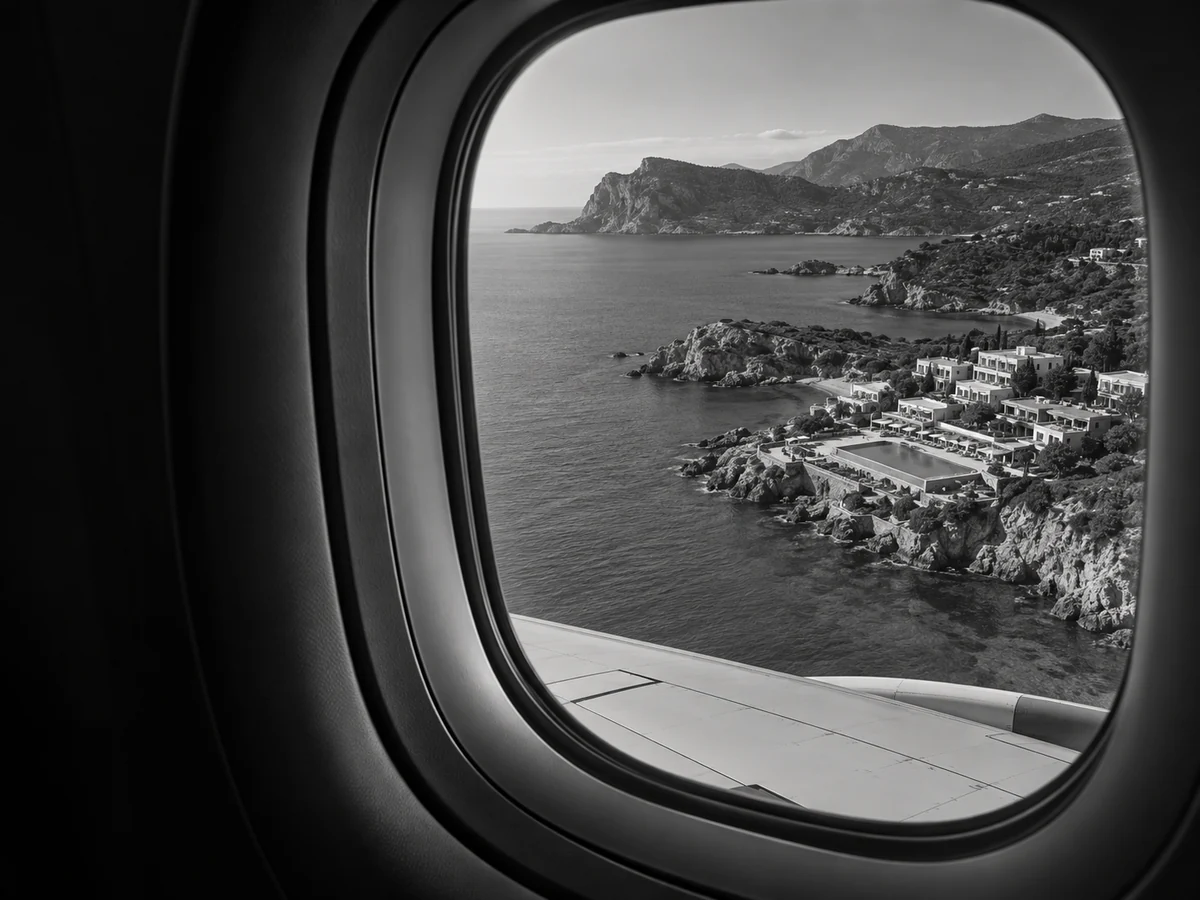 Blick aus dem Flugzeugfenster auf eine Mittelmeerküste